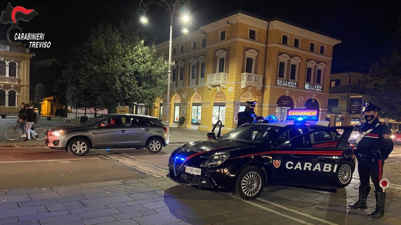 Movida “selvaggia” a Montebelluna: sanzionati 23 giovani senza mascherina. Segnalato il titolare di un locale di piazza Negrelli
