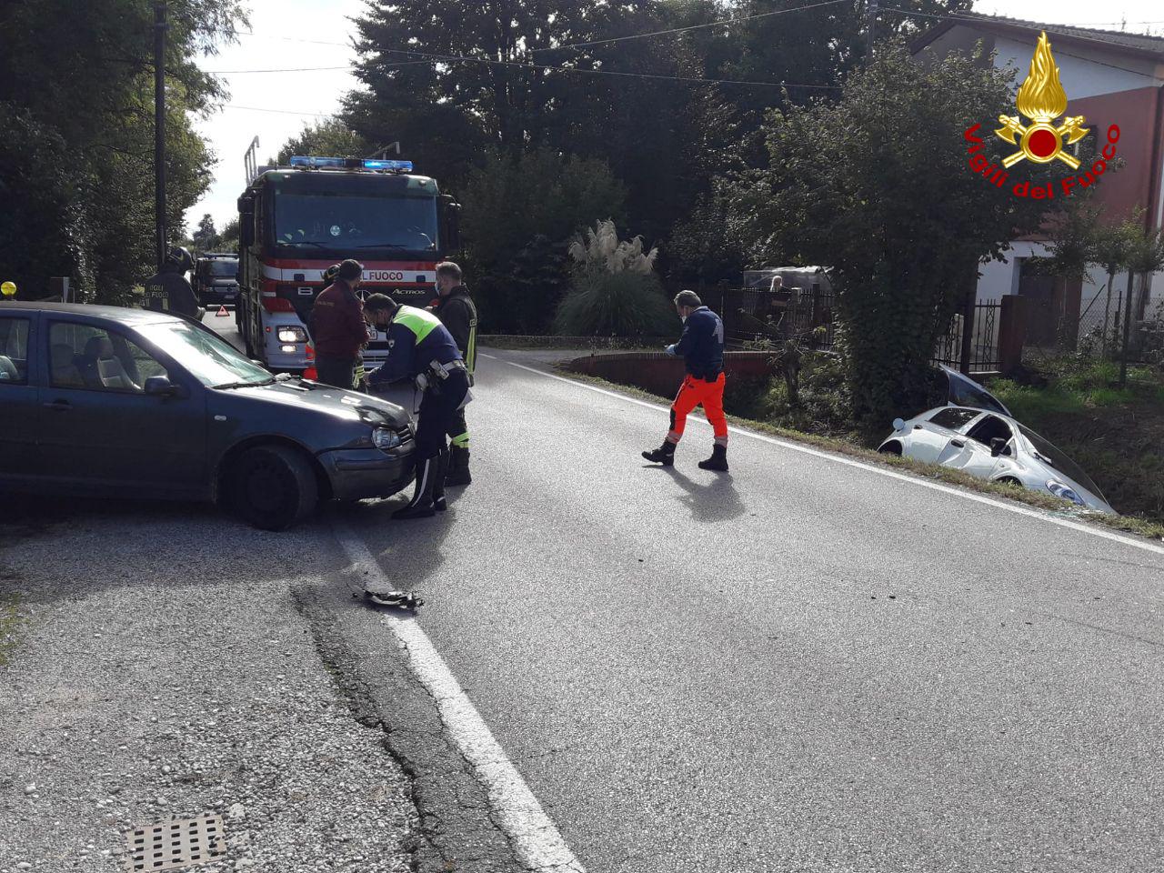 piombino dese violento scontro tra auto in via molinella vigili del fuoco di castelfranco sul posto prima treviso