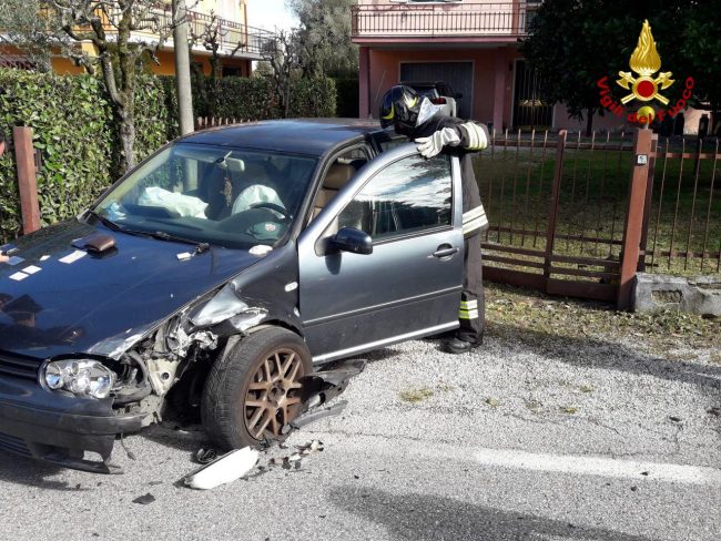 Piombino Dese, violento scontro tra auto in via Molinella: Vigili del fuoco di Castelfranco sul posto