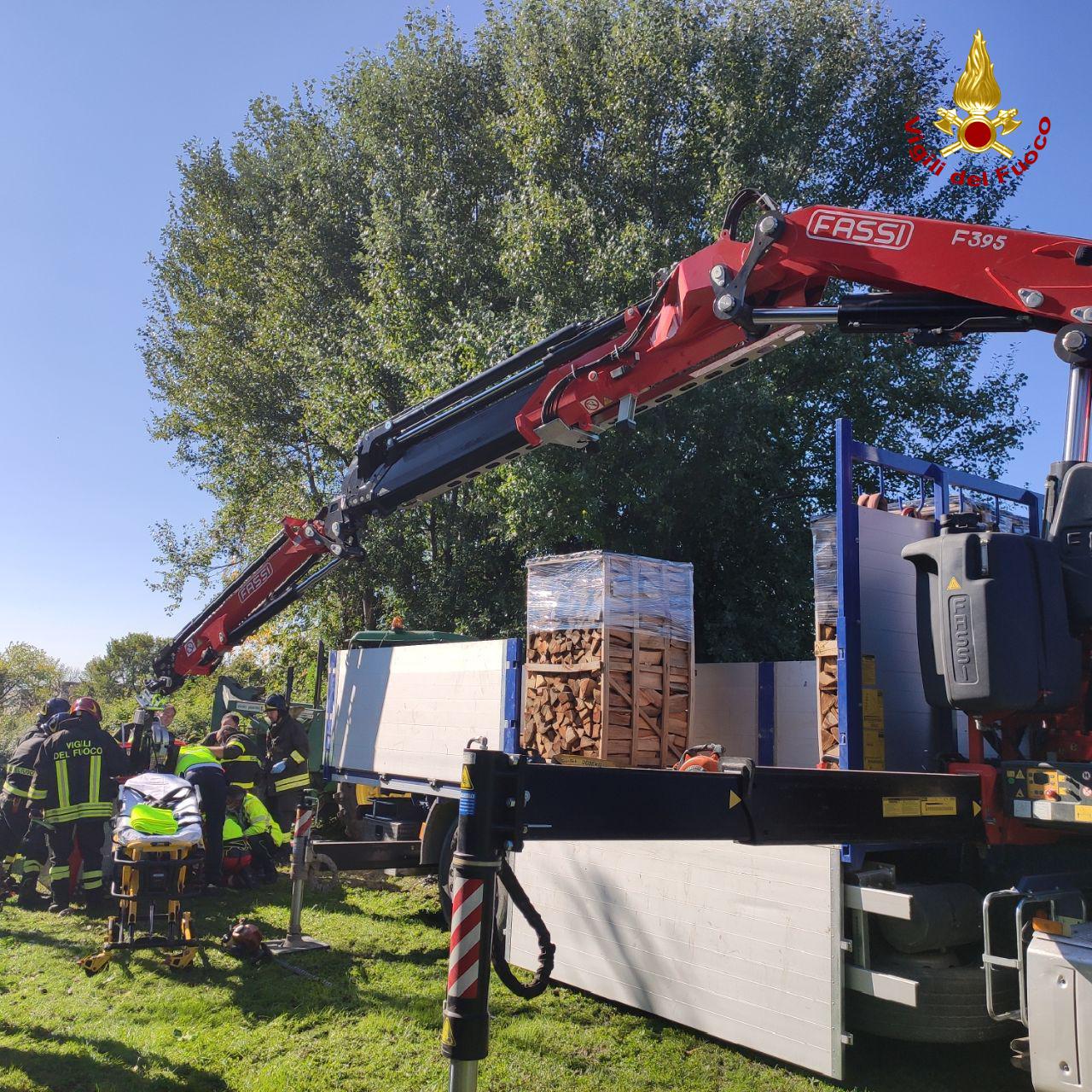 Incidente sul lavoro a Mogliano Veneto, cade il cestello elevatore: un ferito