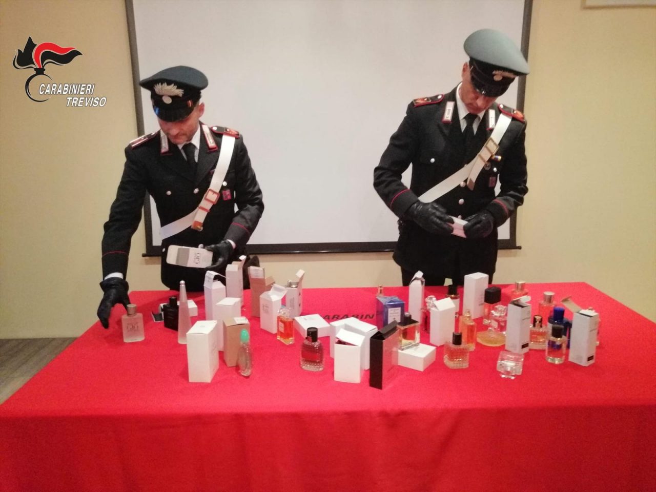 Flaconi di profumi con marchi contraffatti, denunciato 49enne a San Zenone degli Ezzelini