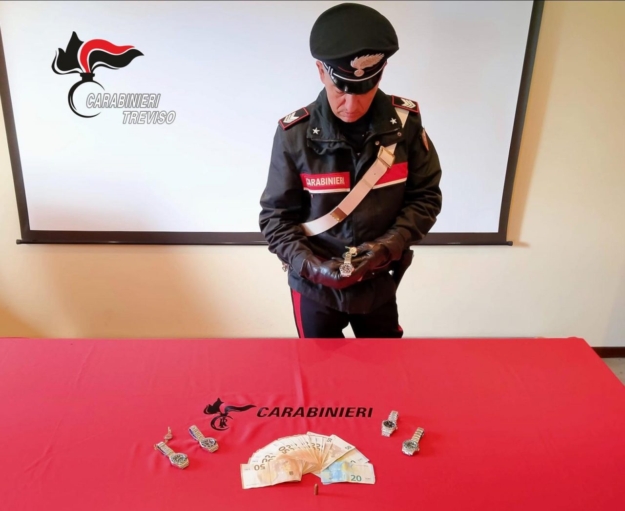 Vende Rolex “tarocchi” fuori dal centro commerciale “Tiziano”, denunciato 23enne di Oderzo