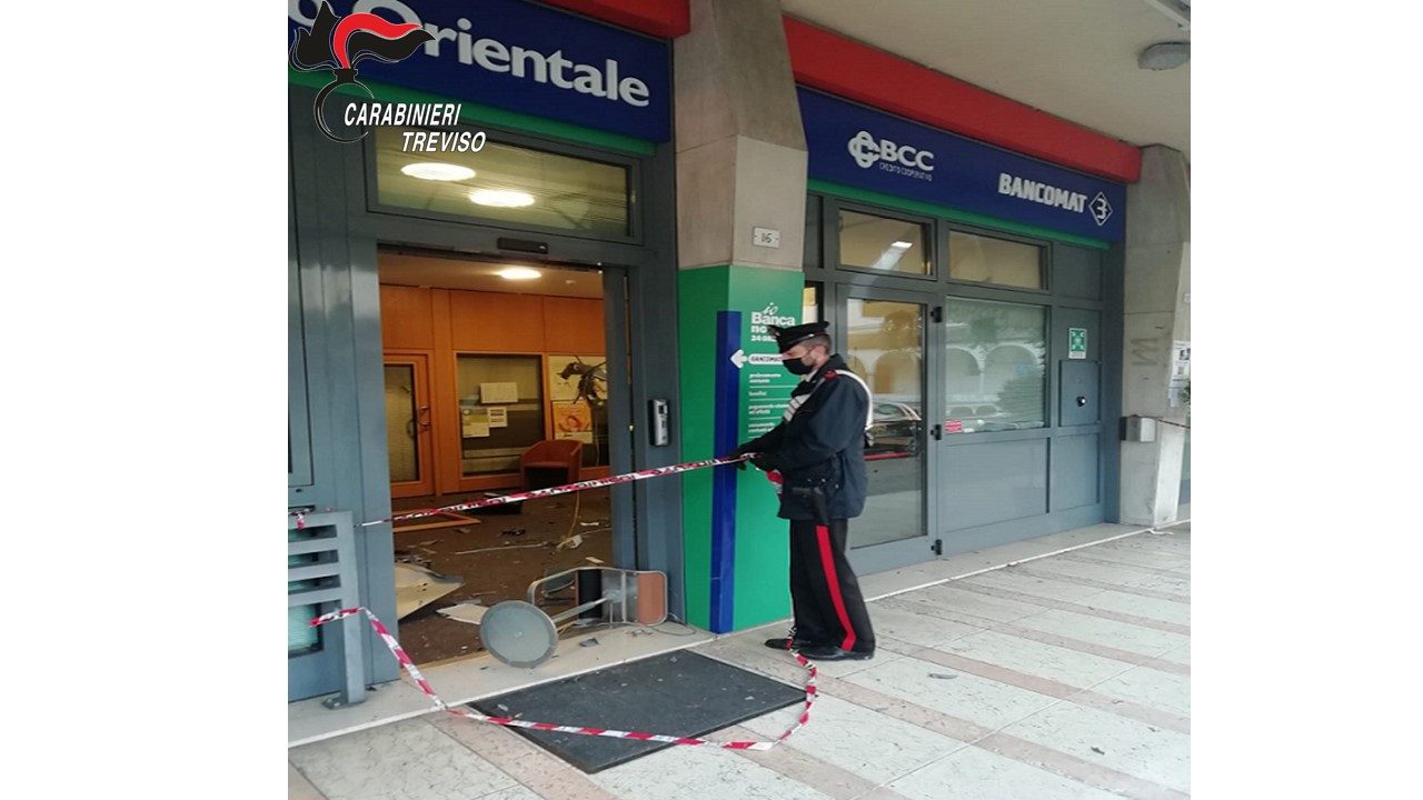 Motta di Livenza, botto nella notte: fanno saltare il bancomat ma fuggono a mani vuote