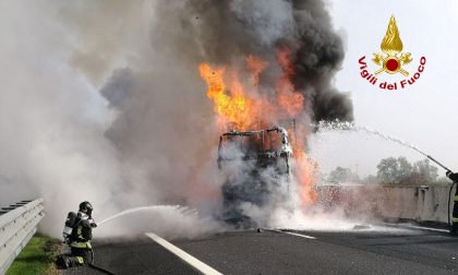 Incidente con incendio in A4, tre mezzi pesanti coinvolti: autista ustionato - FOTO