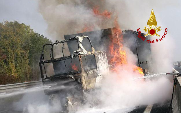 Incidente con incendio in A4, tre mezzi pesanti coinvolti: autista ustionato - FOTO