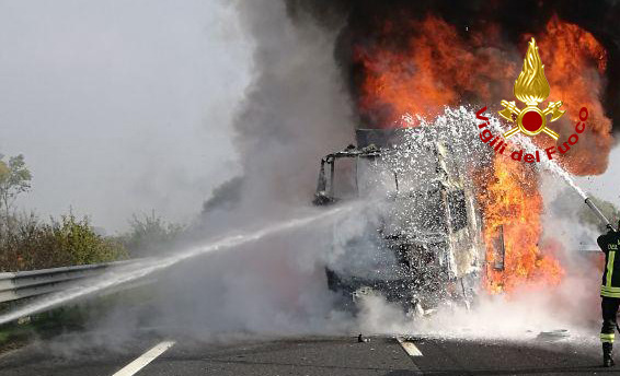 Incidente con incendio in A4, tre mezzi pesanti coinvolti: autista ustionato - FOTO