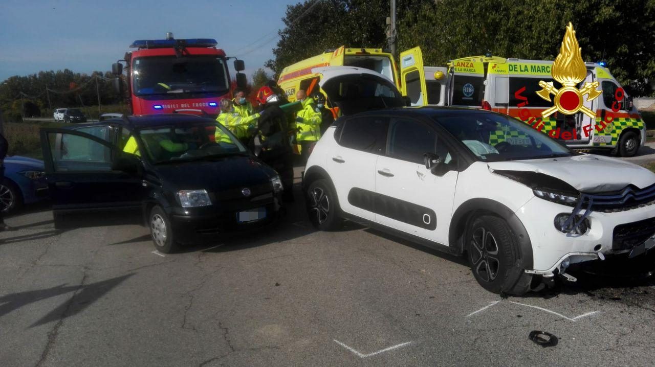 Incidente tra due auto a Roncade: un ferito. Casale sul Sile, vettura in fiamme