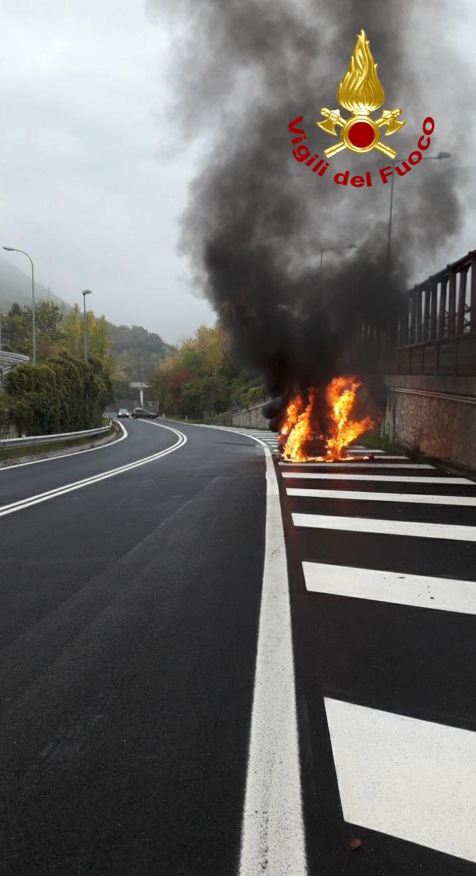 Incendio auto sul raccordo dell’A27 Vittorio Veneto Nord: fiamme domate dai Vigili del fuoco – FOTO