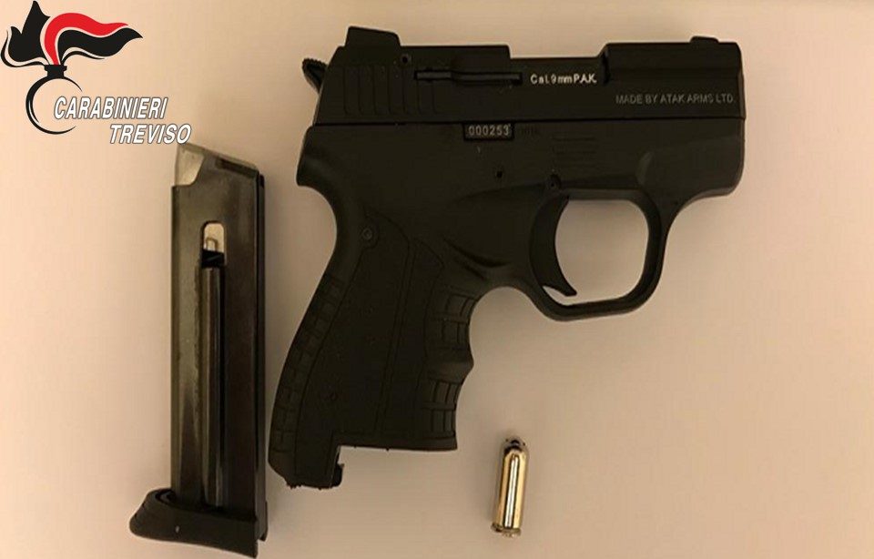 Pistola scacciacani di fabbricazione turca detenuta illegalmente: denunciato 56enne di Oderzo