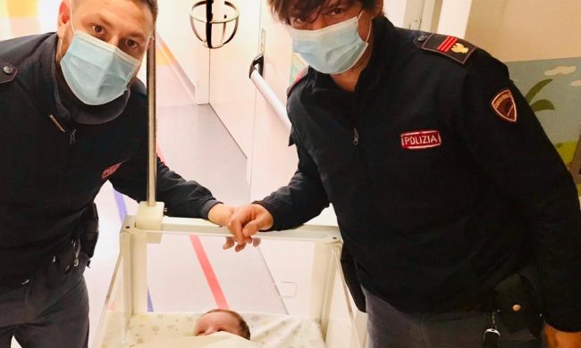 Bambino di pochi mesi abbandonato sul ciglio della strada a Verona: sta bene! – FOTO