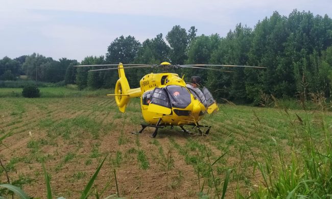 Perde il controllo della moto che finisce fuori strada: grave un 21enne