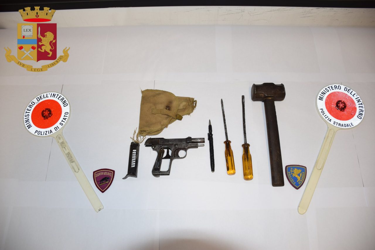 Stava per commettere un delitto, 30enne arrestato a Treviso: nel marsupio aveva una pistola