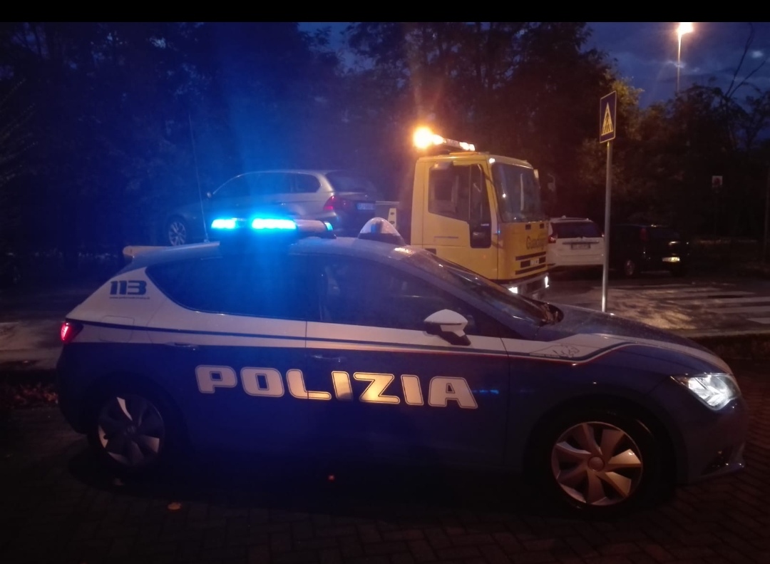 Sorpreso dalle Volanti mentre ruba una bicicletta, scappa e si nasconde nei bidoni dell’immondizia: arrestato