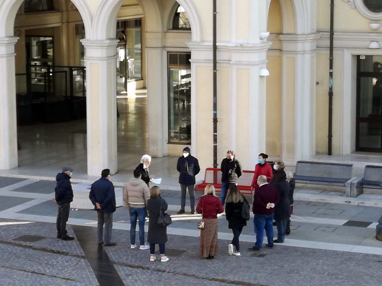 Giornata contro la violenza sulle donne, una panchina rossa in piazza Dall’Armi
