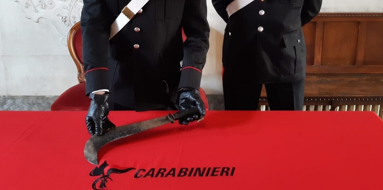 45enne a spasso per Treviso con una roncola