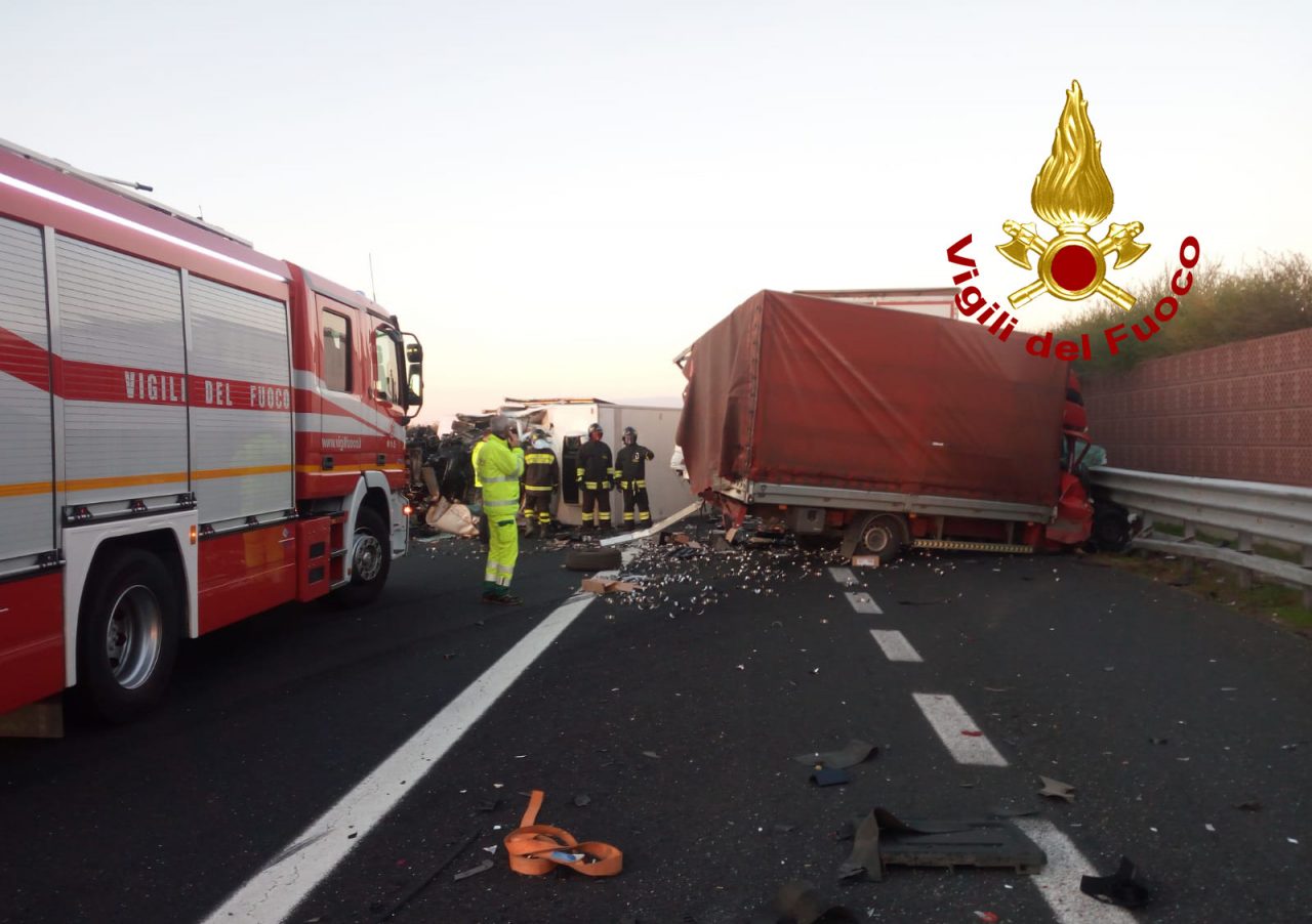 Terribile schianto in A4, camion contro due furgoni: un morto – FOTO