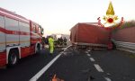 Terribile schianto in A4, camion contro due furgoni: un morto - FOTO