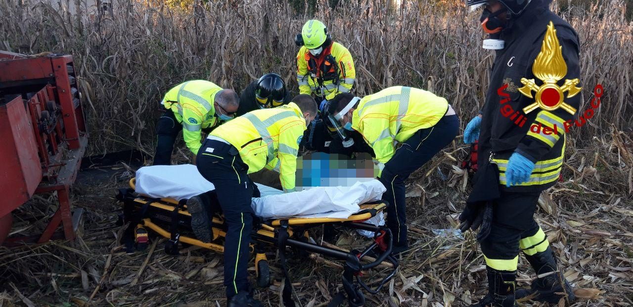 Incidente a Gorgo al Monticano: rimane con la mano incastrata nella macchina spannocchiatrice