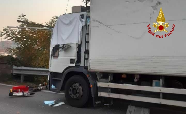 Tragedia in via Noalese, schianto tra mezzi pesanti: un morto