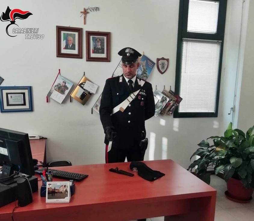 Manolesta a Oderzo, ruba dall’auto in partenza ma viene inseguito e fermato: aveva con sé un pugnale