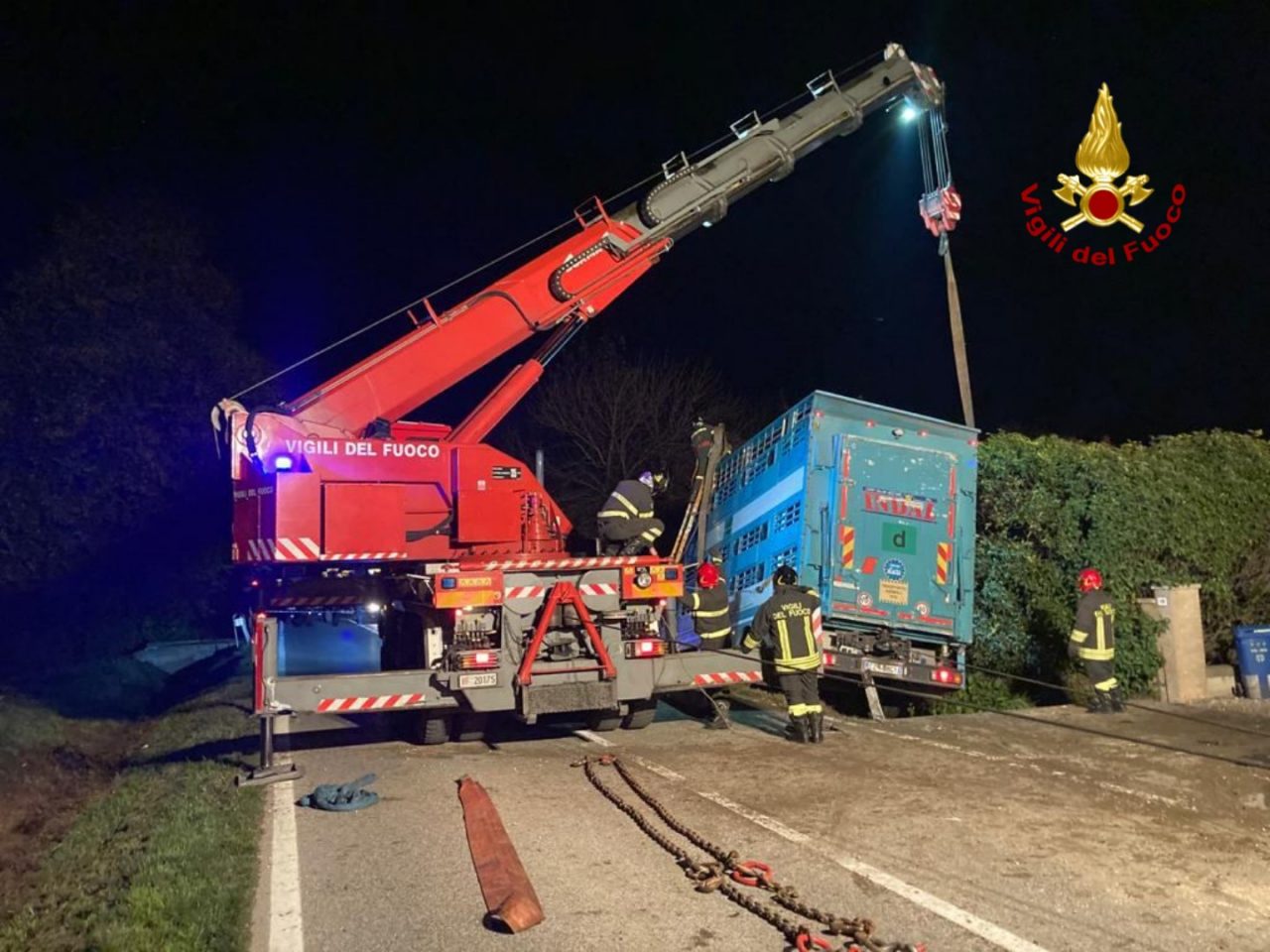 Camion che trasporta tori fuori strada a Resana: intervento fino a tarda sera dei Vigili del fuoco