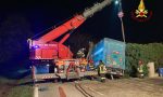 Camion che trasporta tori fuori strada a Resana: intervento fino a tarda sera dei Vigili del fuoco