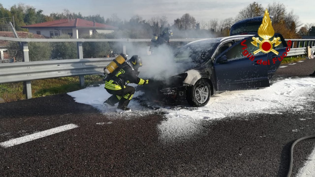 Paura in A27, auto in fiamme: intervengono i Vigili del fuoco