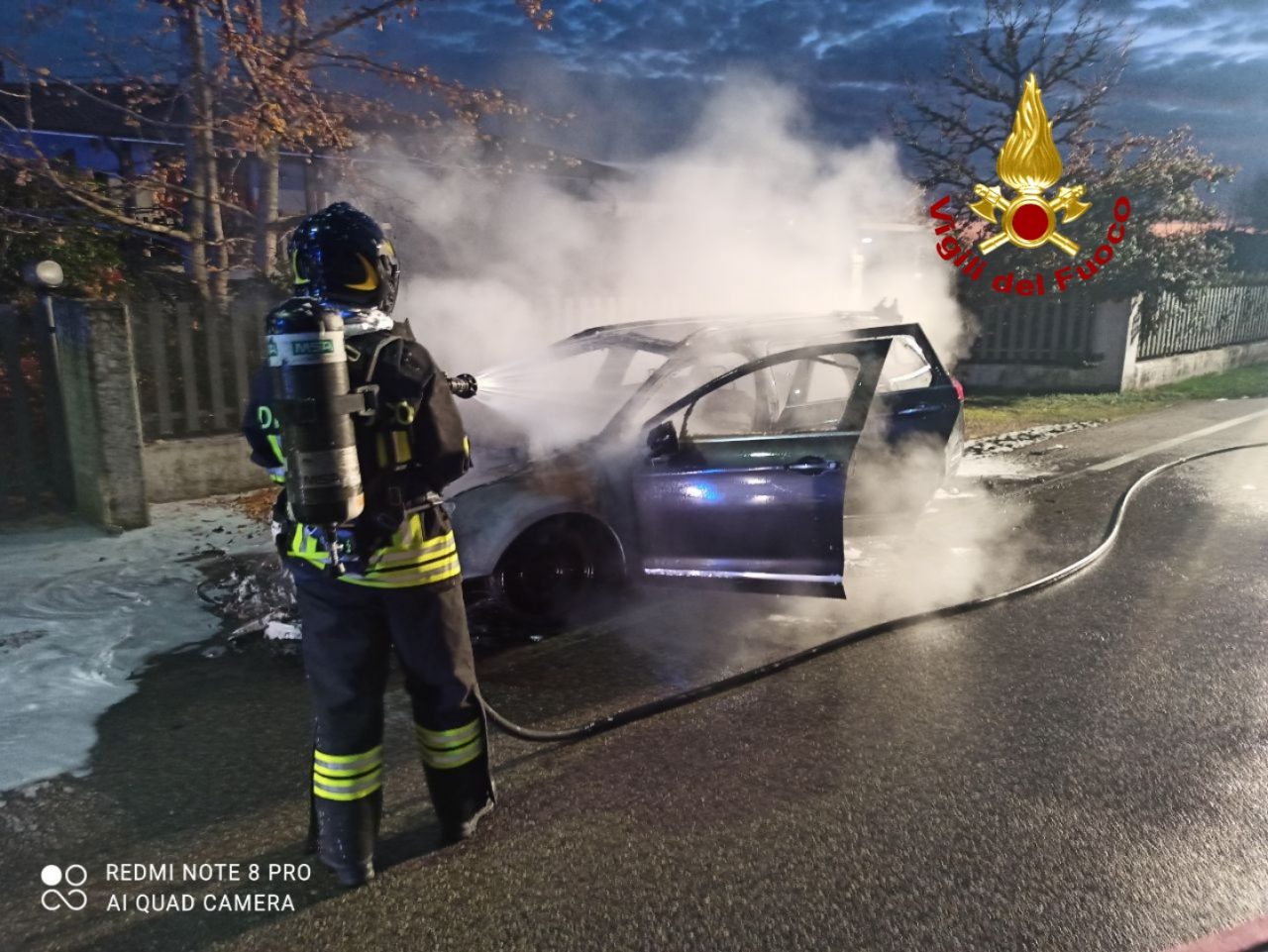 Incendio auto a Susegana: il conducente salvato dai passanti – FOTO