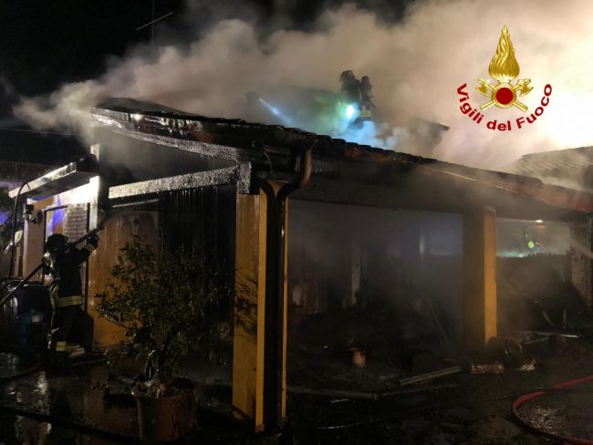 Grave incendio a Montebelluna, casa distrutta e inquilini in ospedale - VIDEO