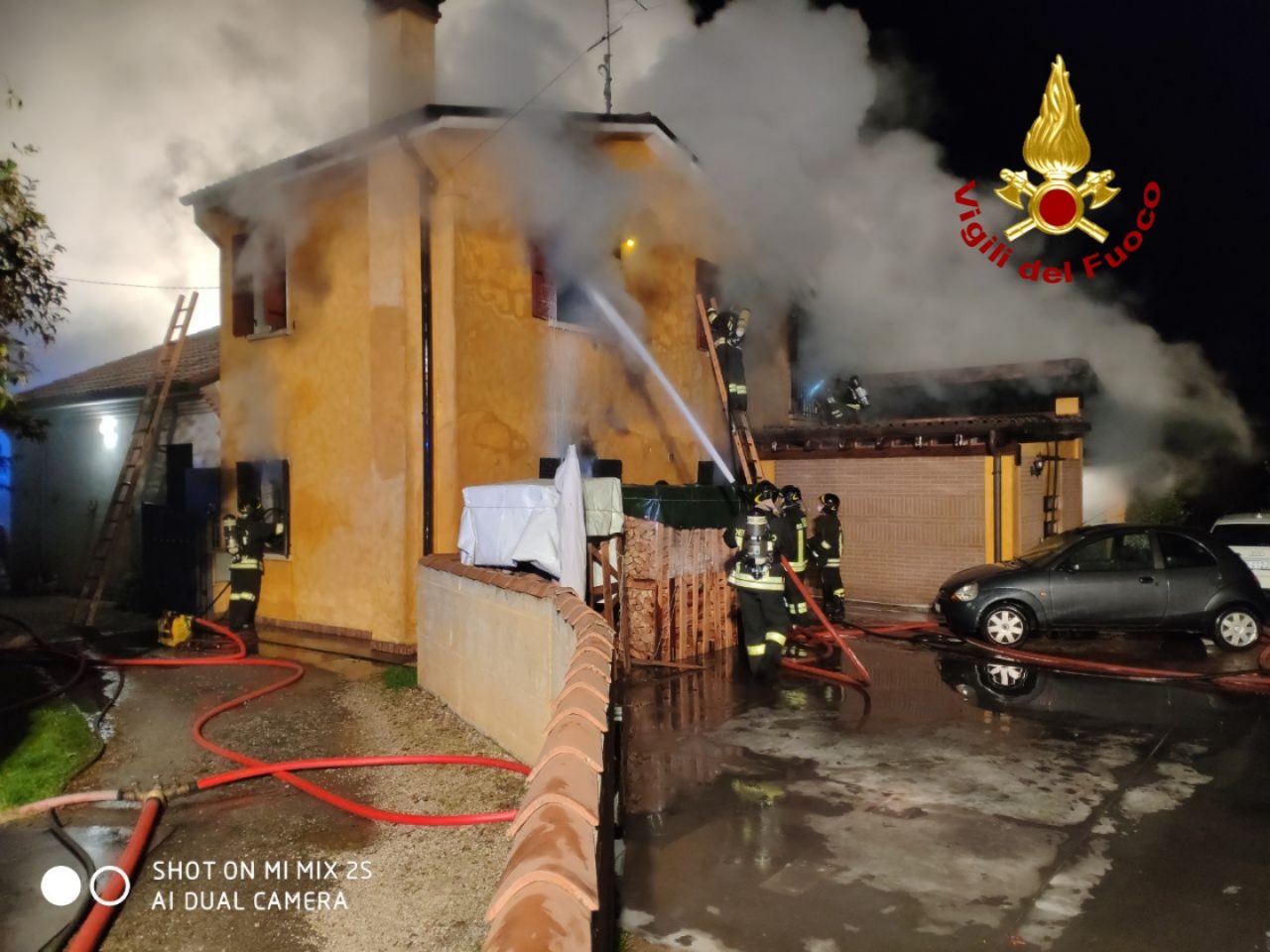Grave incendio a Montebelluna, casa distrutta e inquilini in ospedale – VIDEO