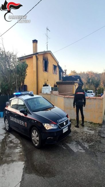 Grave incendio a Montebelluna, casa distrutta e inquilini in ospedale - VIDEO