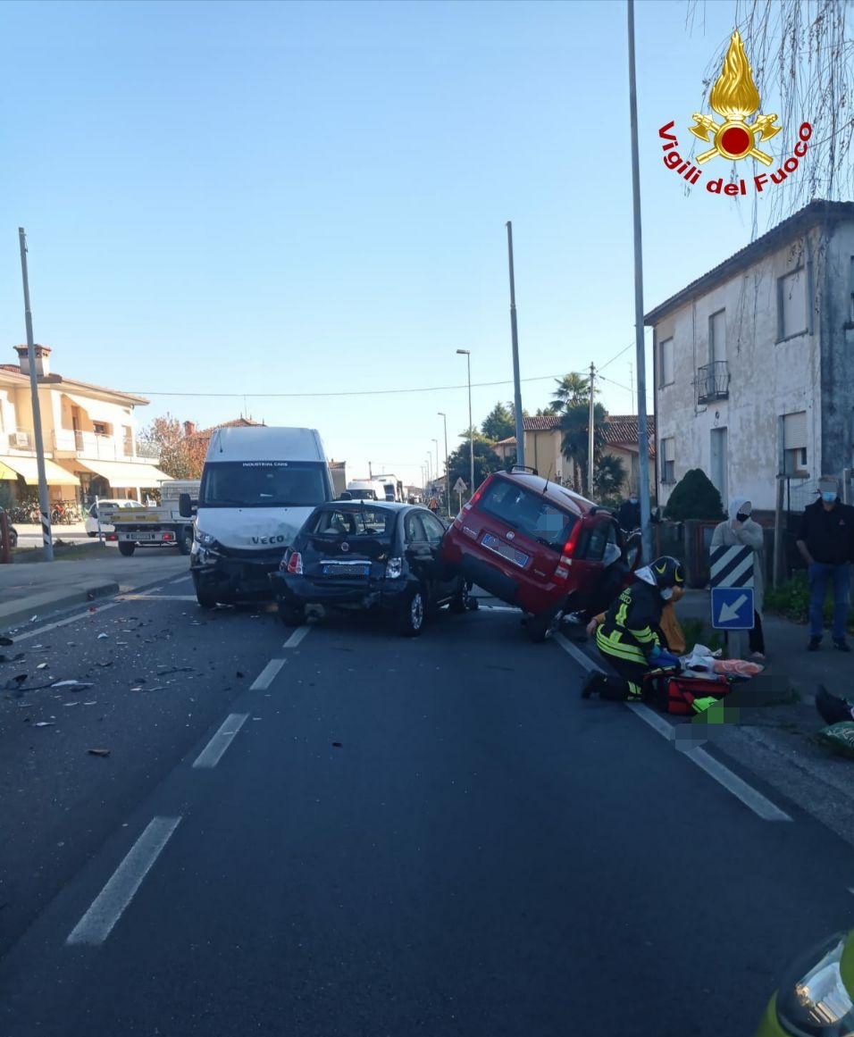 San Martino di Colle Umberto, incidente tra auto e furgone: due feriti