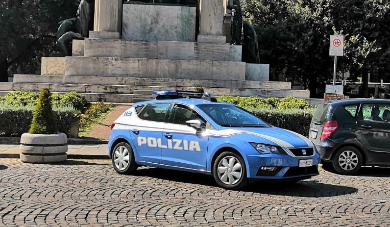 Mangiavano al buio nel locale dopo le 18, sorpresi scappano in bagno: multa da 400 euro