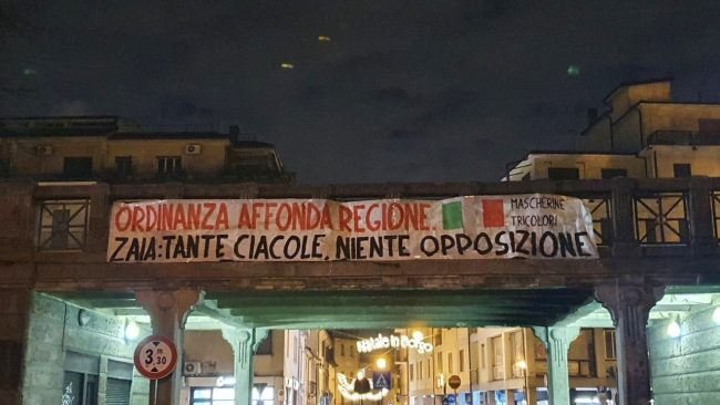 "Tante ciacole, niente opposizione": striscioni contro Zaia a Treviso e in tutto il Veneto
