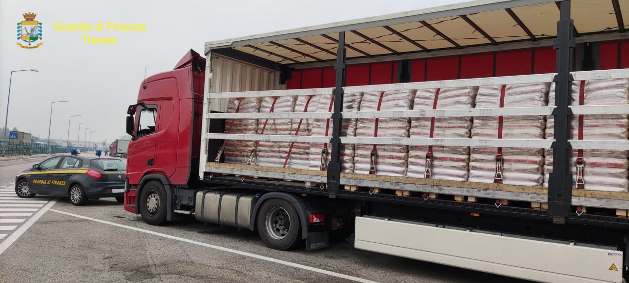 Pellet contraffatto, sequestrate 117 tonnellate di materiale: 19 denunciati - FOTO