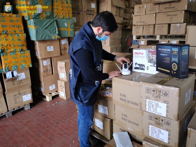 Sequestrati oltre 680mila prodotti cinesi pericolosi tra cui dispositivi medici, 31 denunce