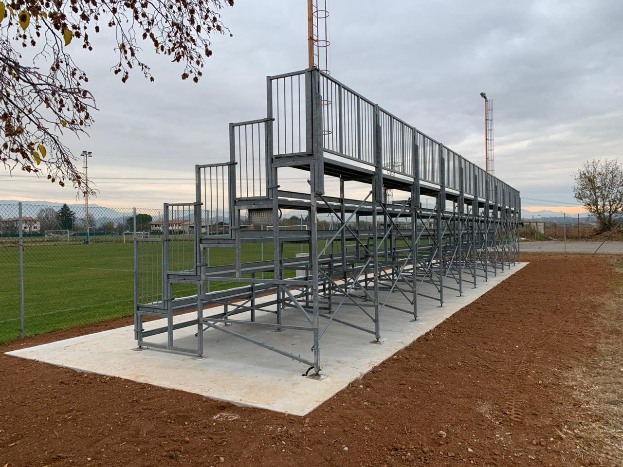 Campo da calcio di Busta: installate le tribune provenienti dal campo di Biadene
