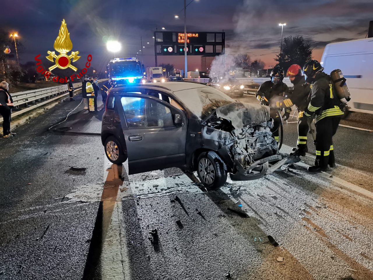 Tangenziale di Mestre A57, auto s’incendia dopo lo scontro col camion: paura all’alba – FOTO