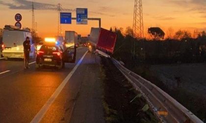 Strada Postumia, camion sbanda e abbatte 60 metri di guard rail: autista illeso