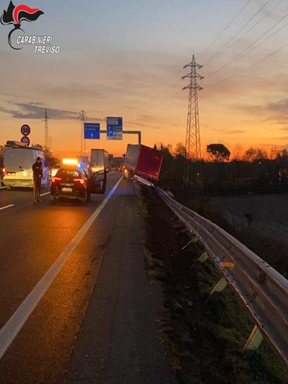 Strada Postumia, camion sbanda e abbatte 60 metri di guard rail: autista illeso