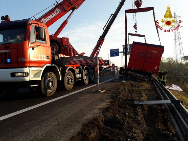 Strada Postumia, camion sbanda e abbatte 60 metri di guard rail: autista illeso