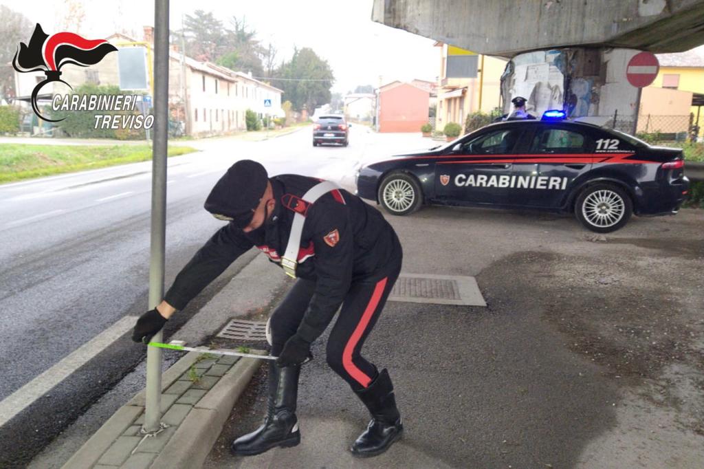 Halloween folle a Castelfranco, piegano cartelli stradali per noia: tre 18enni identificati e denunciati