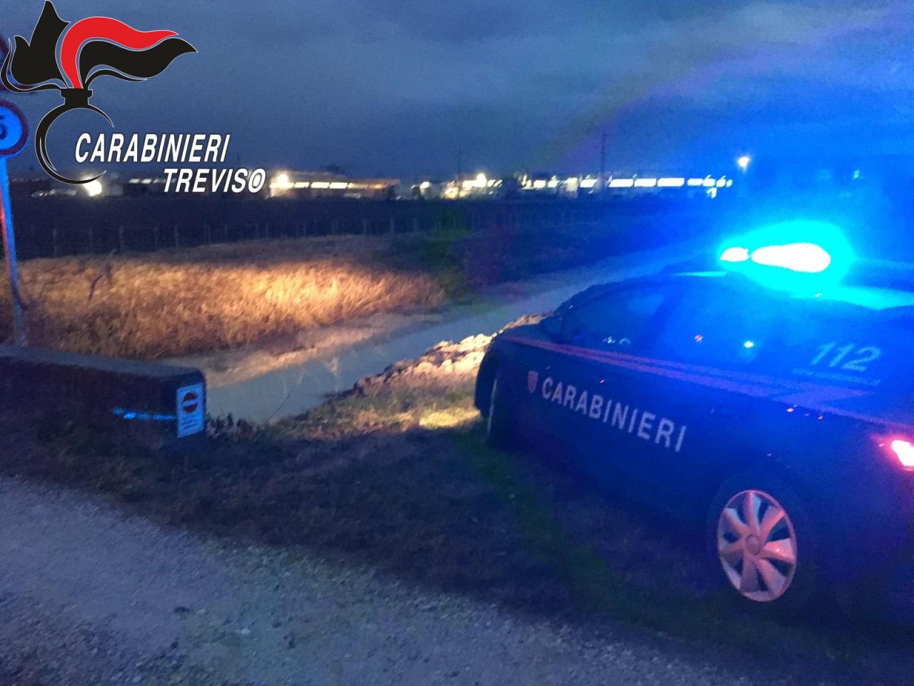 Tenta di saltare il canale con la moto da cross, ma si schianta: 60enne morto sul colpo
