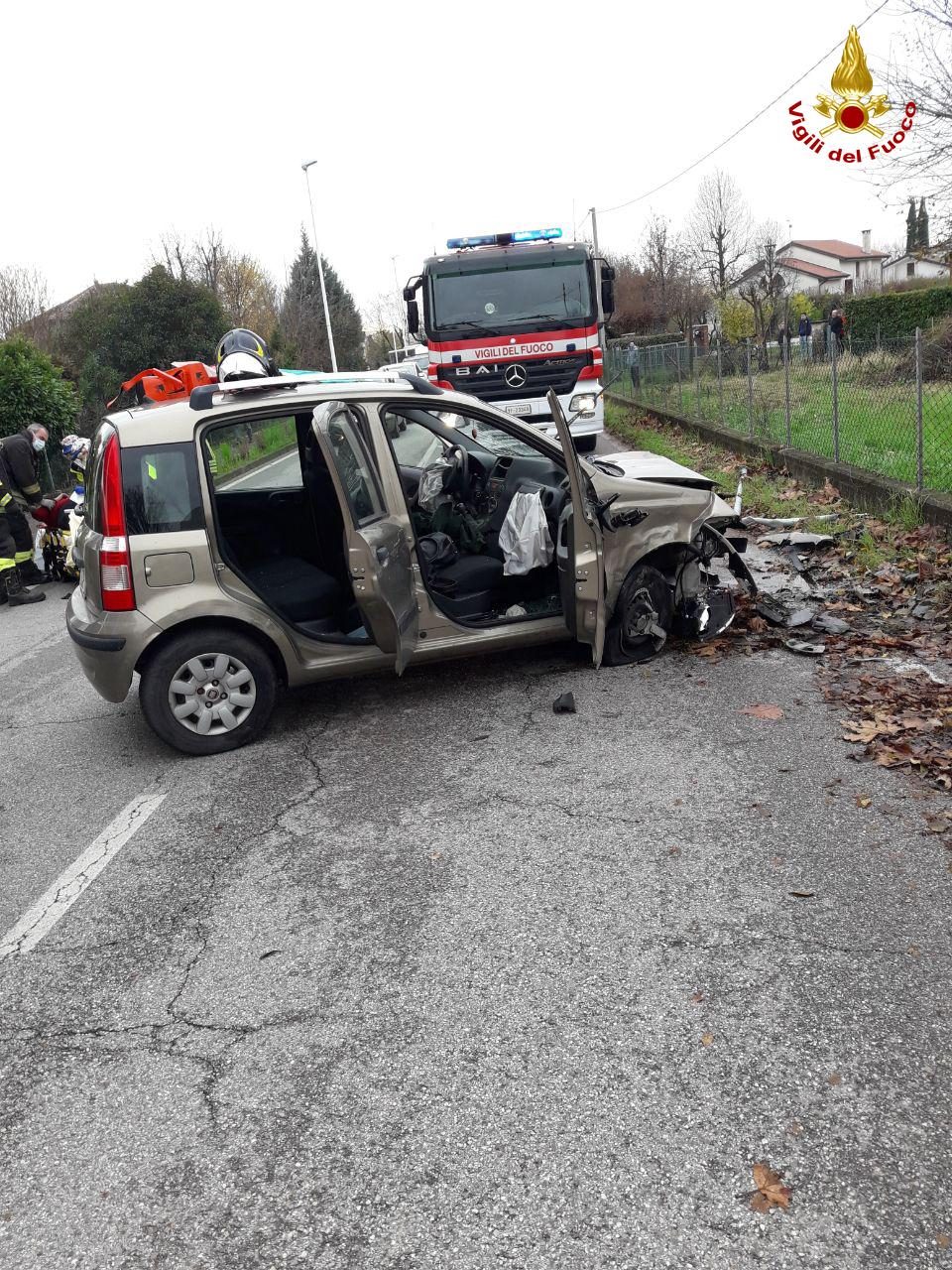 Tragedia a Vedelago, esce di strada con l’auto e si schianta: morta 83enne di Montebelluna