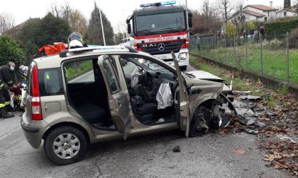 Tragedia a Vedelago, esce di strada con l'auto e si schianta: morta una donna