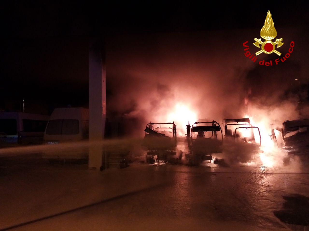 Incendio nel deposito di Contarina: distrutti alcuni mezzi per lo sfalcio dell’erba FOTO