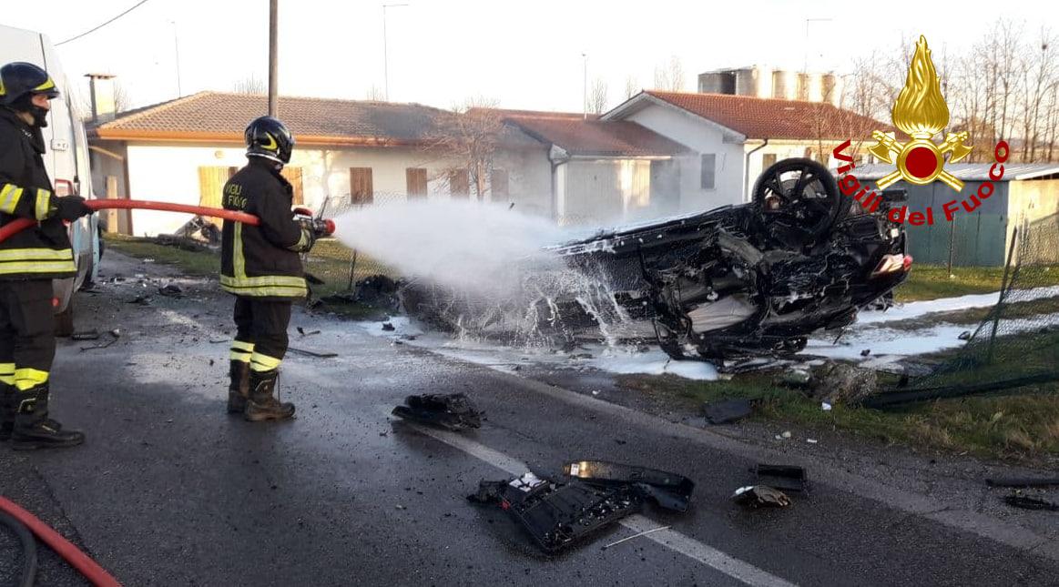 Schianto sulla Postumia, auto distrutta dalle fiamme: due feriti