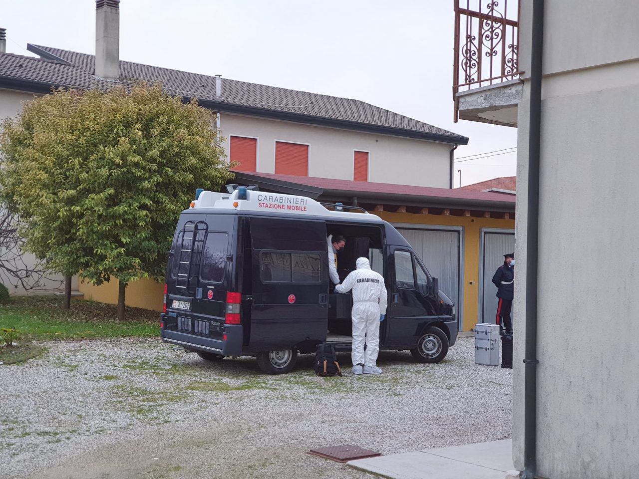 Omicidio suicidio a Trebaseleghe: 49enne accoltella i due figli minorenni e si uccide – FOTO