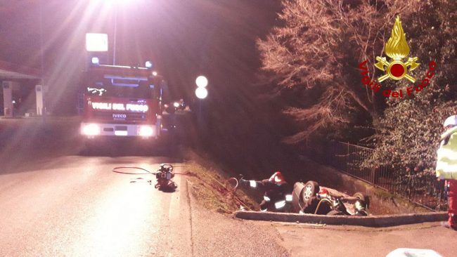 Incidente Maser, auto ribaltata nel fosso: un ferito estratto dalle lamiere