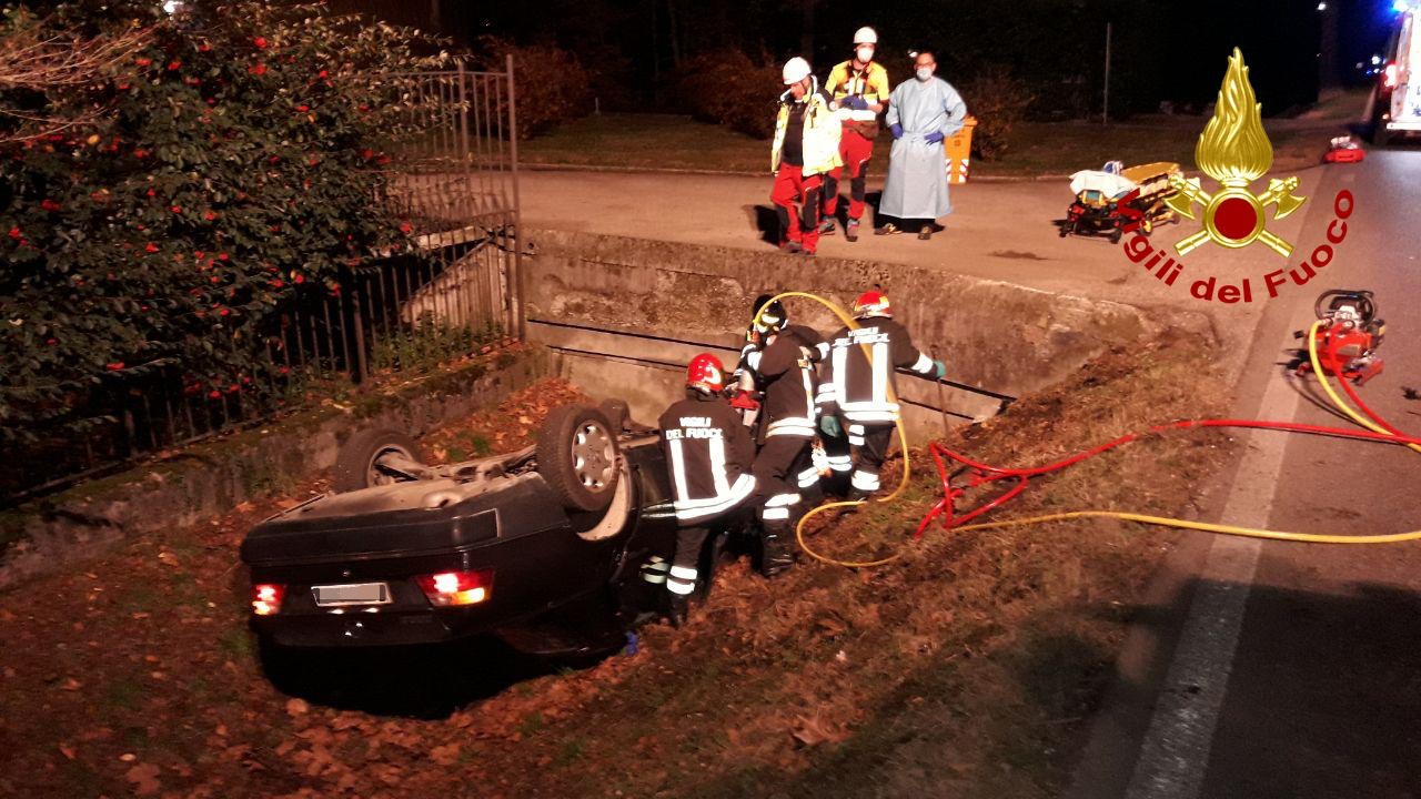Incidente Maser, auto ribaltata nel fosso: un ferito estratto dalle lamiere